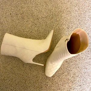 Cute textured white ankle boots . Sz 11